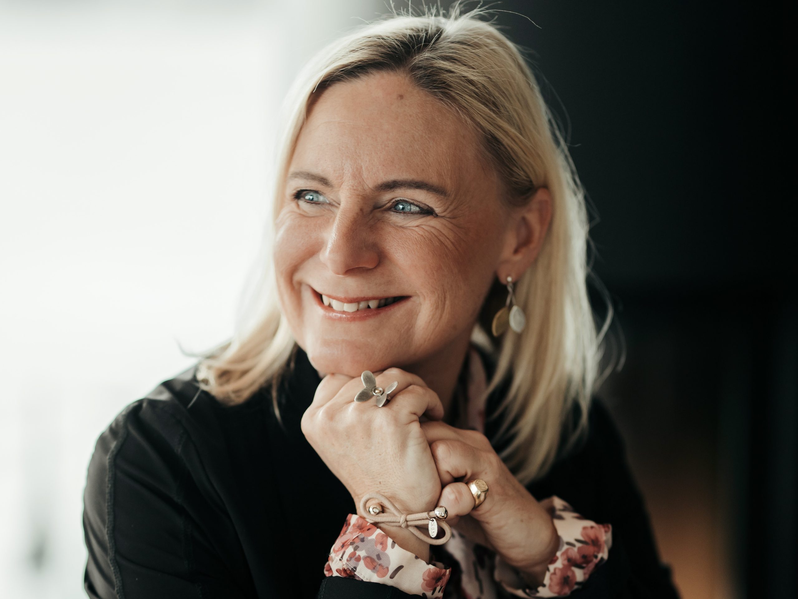 Louise intervjuar medlemmar